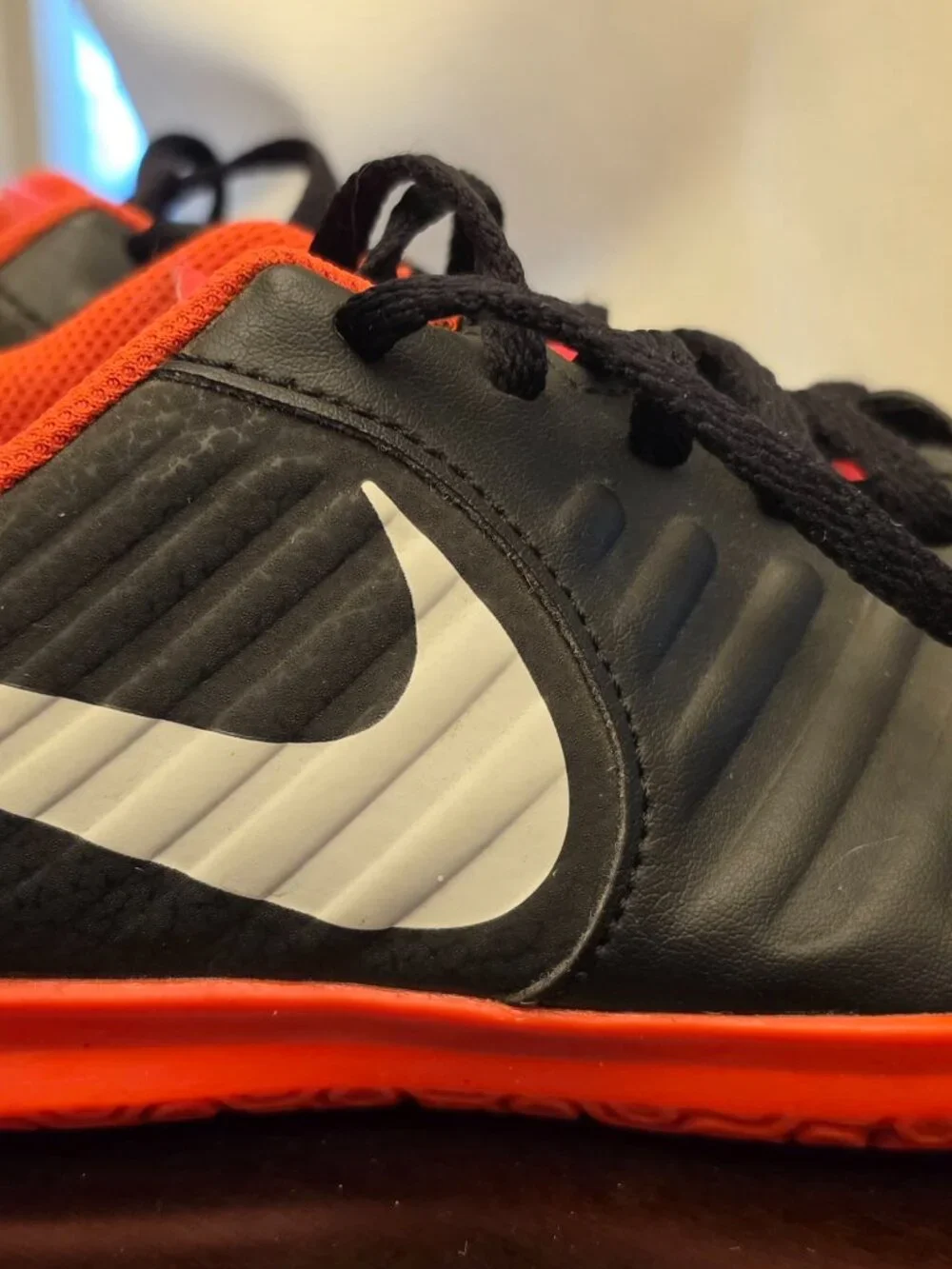 Nike 4.5Y indoor soccer Cleats Tiempo Legend 7 AH7260-006 Black & Red